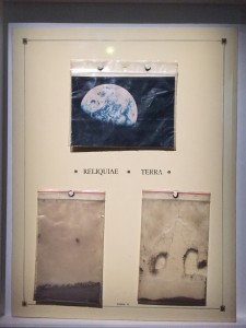Jaume Xifra, "Reliquiae Terra," 1979, Techniques mixtes sur plastique, 44x34 cm, mMusée d'art contemporain de Barcelone.