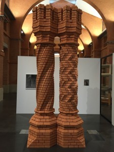 Raphaël Zarka, Second cénotaphe d'Archimède,2012,brique de terre cuite et médium teinté,382x136x67 cm