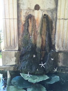"Il est grand temps de rallumer les étoiles", décor de la fontaine du Monastère de Ségriès, porcelaine, faïence, 2016